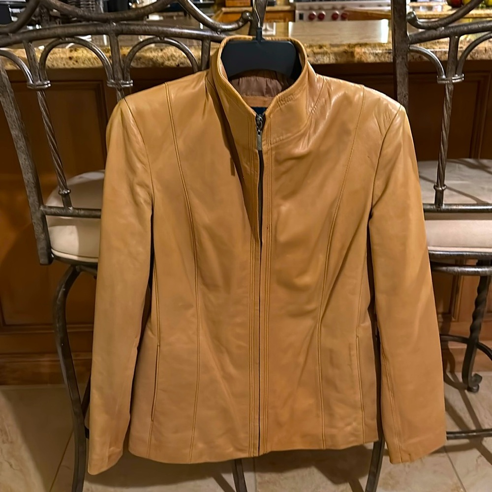 EXCELLENT USED CONDITION COLE HAAN GENUINE LAMBSKIN JACKET. SIZE M. LIKE BUTTER.
